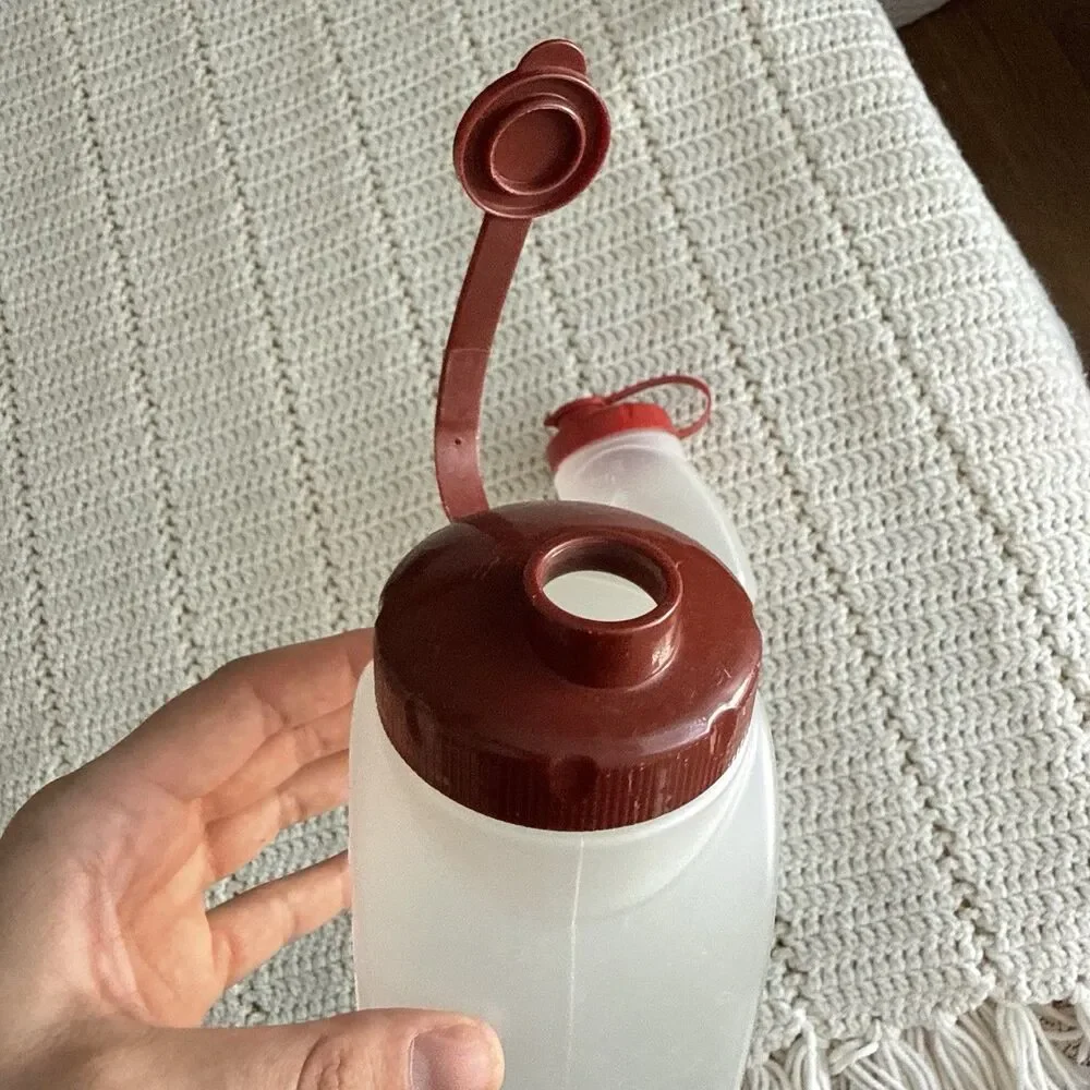 RUBBERMAID MixerMate Bottles #1C97 (32 oz) and #1C96 (16 oz) RED Maroon Pour Lid